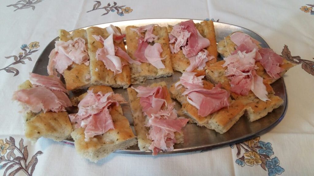 Focaccia con il Rosmarino e prosciutto